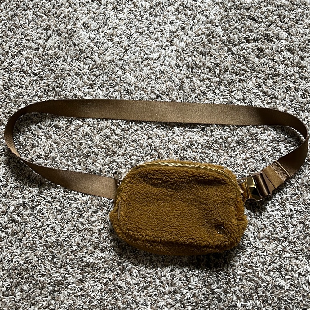 Lululemon Everywhere fleece belt bag